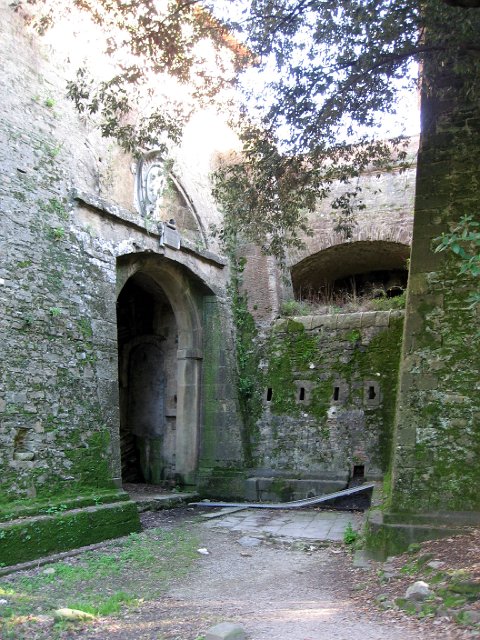 Fort Belvedere-01.JPG - Fort Belvedere is an important example of military architecture from the end of the 16th century.